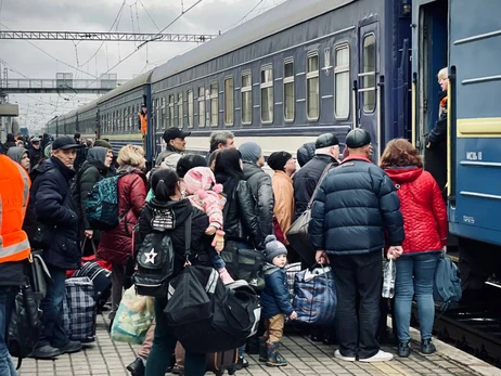 Беженцев из Мариуполя отправили поездом во Львов