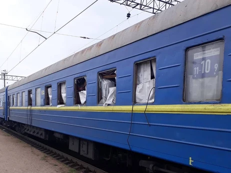В четырех вагонах поезда Запорожье-Львов взрывной волной выбило стекла 