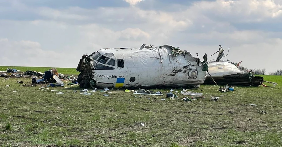 Запорожская администрация показала обломки упавшего в области АН-26