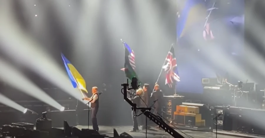 Пол Маккартни на концерте в США взял флаг Украины и спел с виртуальным Джоном Ленноном