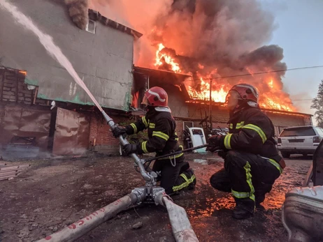 У Києві сталася масштабна пожежа у готелі, евакуйовані майже 100  людей