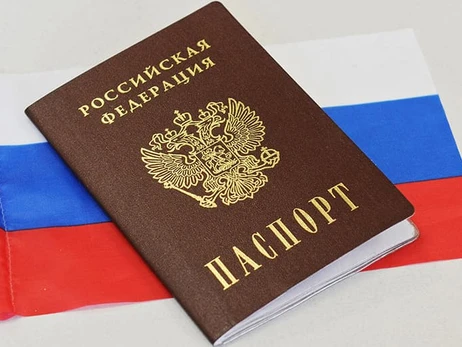 В Мариуполе российские военные раздают горожанам российские паспорта