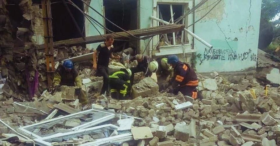 В Лисичанске россияне нанесли авиаудар по бомбоубежищу, погибли 4 человека