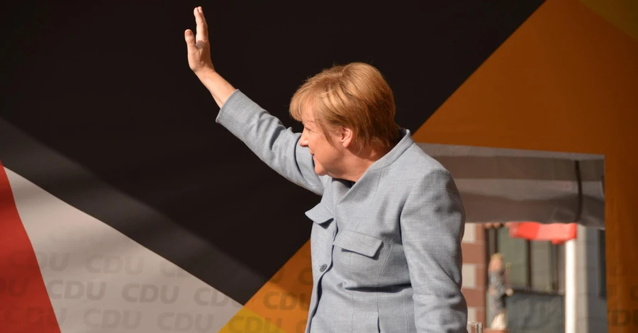 Меркель готова стать посредником в переговорах Украины и России 