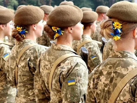 В СНБО опровергли, что украинкам вручают повестки в военкомат