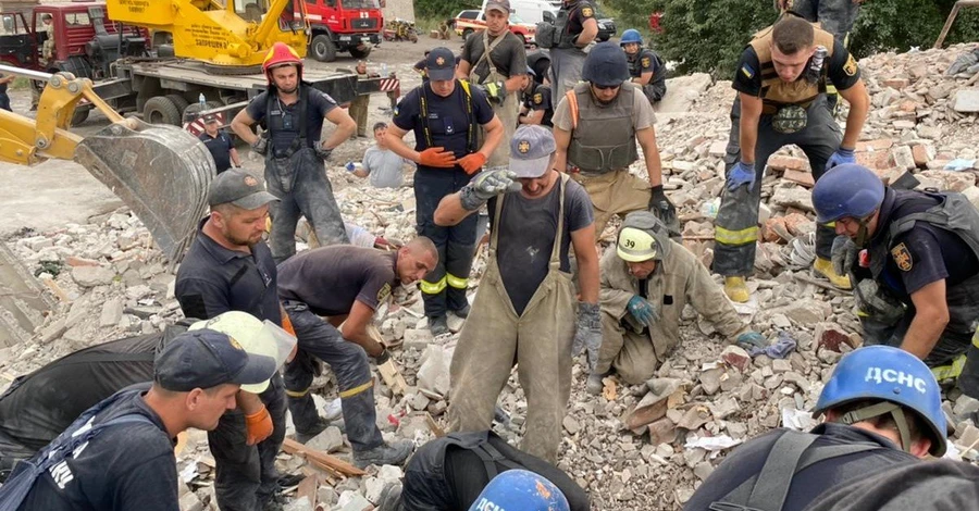 Из-под завалов в Часовом Яру достали еще одного живого, погибших уже 30