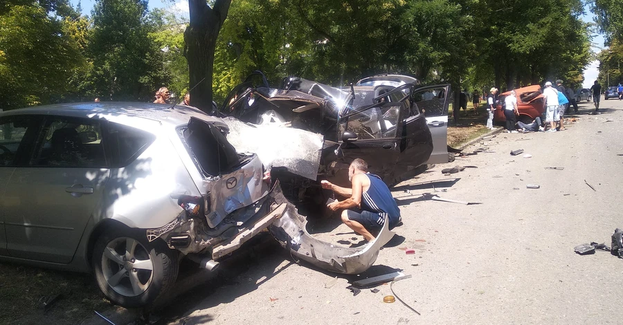 В Запорожье водитель BMW “под кайфом” наехал на шесть авто и пытался сбежать