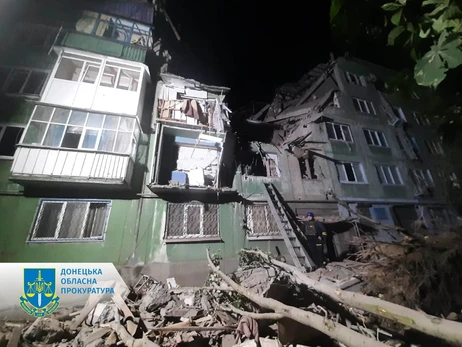 В Константиновке из-под завалов  разрушенной пятиэтажки спасли людей