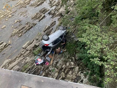 На Закарпатье авто с людьми слетело в реку с 10-метровой высоты