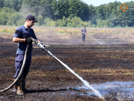 Под Киевом потушили пять пожаров на торфяниках, которые были источниками смога
