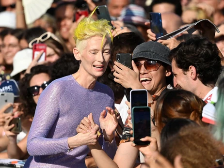 Тільда Свінтон на Венеційському фестивалі з'явилася з жовтим волоссям на підтримку України