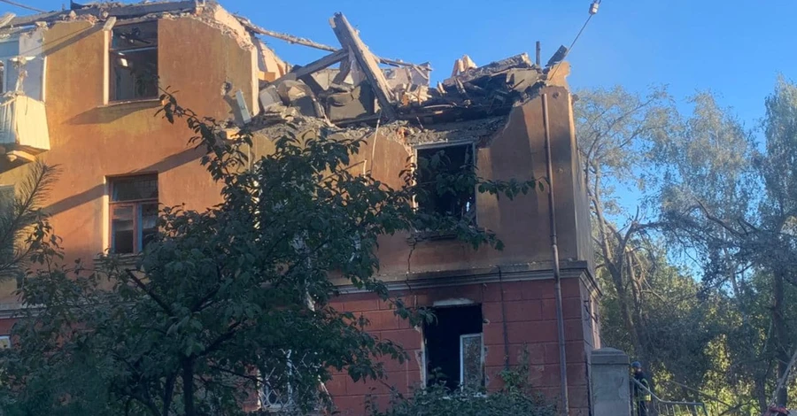 Россияне ударили по многоэтажке в Славянске: под завалами ищут людей
