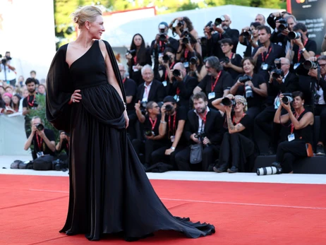 Lady in black: Кейт Бланшетт и Джулианна Мур позировали на закрытии Венецианского фестиваля