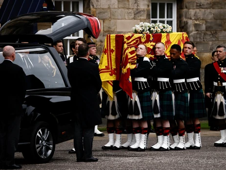 Гроб королевы Елизаветы II доставили из замка Балморал в Эдинбург