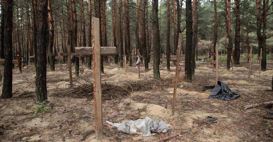 Зеленский показал массовые захоронения в Изюме: 400 убитых, в том числе - дети