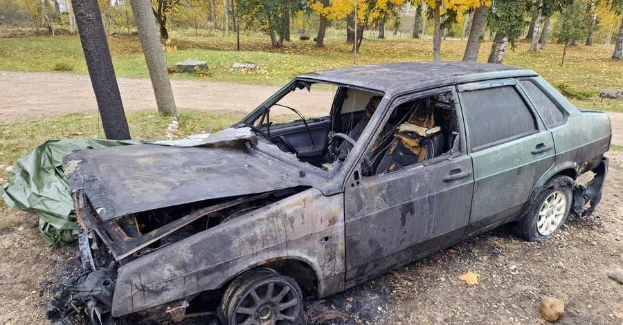 В Латвии сожгли автомобиль украинцев и владельцев дома, которые приняли беженцев