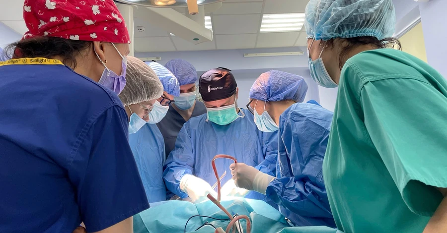 Во Львове польский хирург прооперировал 8-летнего мальчика с опухолью в глазу