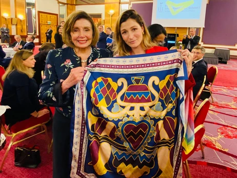 Нэнси Пелоси на Крымской платформе подарили крымскотатарский платок