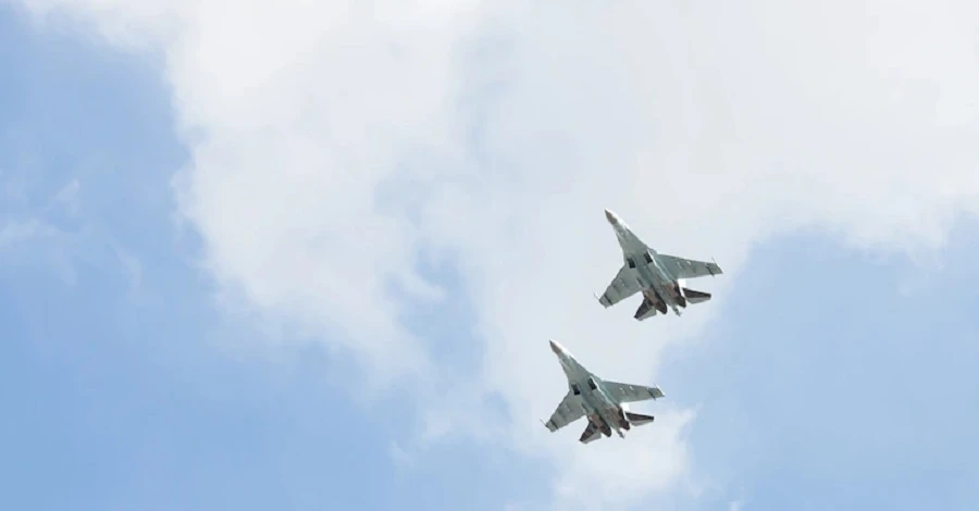 С белорусских аэродромов поднялись в небо российские истребители - по всей Украине воздушная тревога