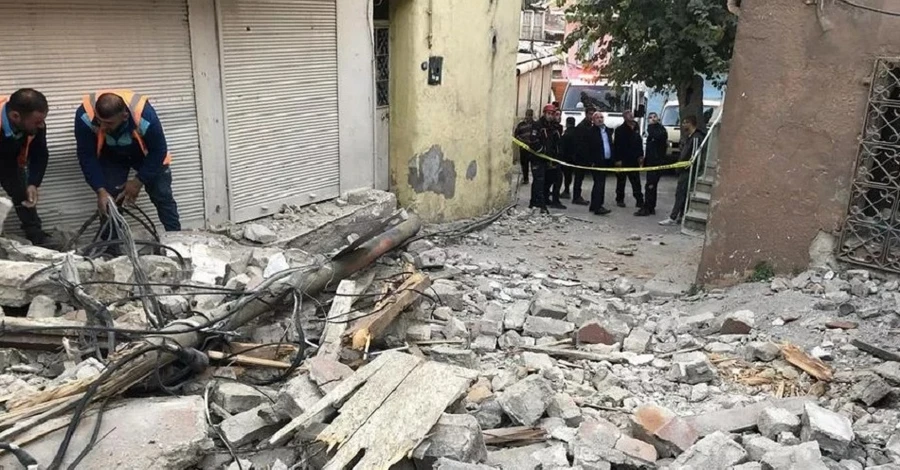 Землетрясение в Турции: трое человек пострадали, выпрыгнув из окон, упал минарет