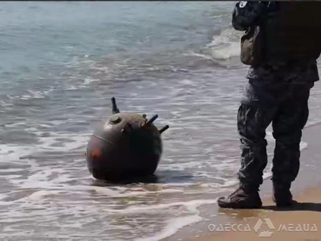 В Одессе взорвали мину, которую шторм вынес на пляж