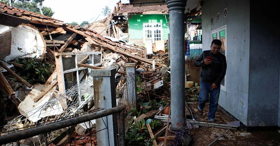Число жертв землетрясения в Индонезии возросло почти втрое