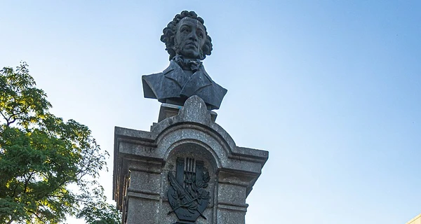В Днепре памятник Пушкину после демонтажа перенесут на территорию коммунального предприятия