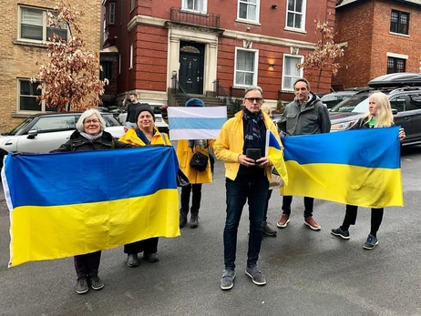 Канадец устраивает под консульством РФ ежедневные протесты против войны в Украине