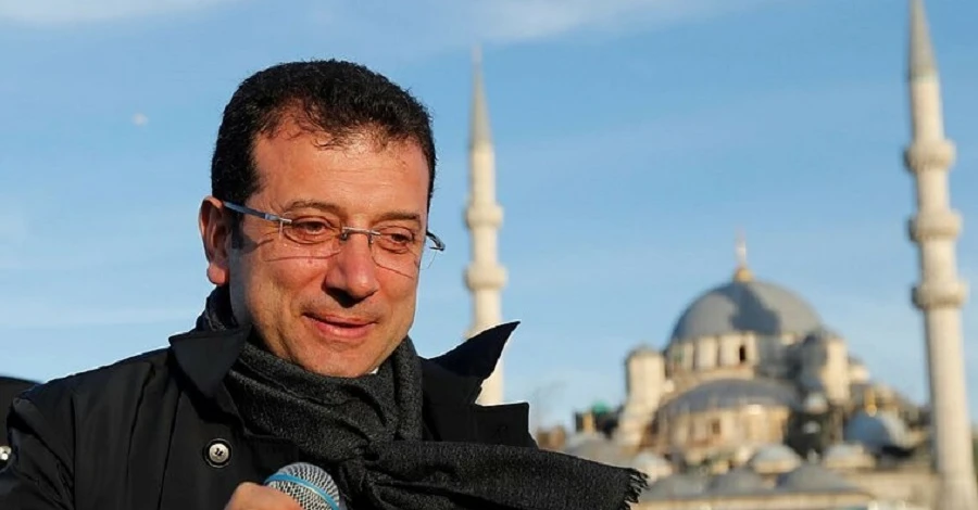 Мэра Стамбула приговорили к 2,7 годам тюрьмы за оскорбление турецких чиновников