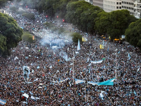 Миллион аргентинцев вышли на улицы Буэнос-Айреса праздновать победу на ЧМ по футболу