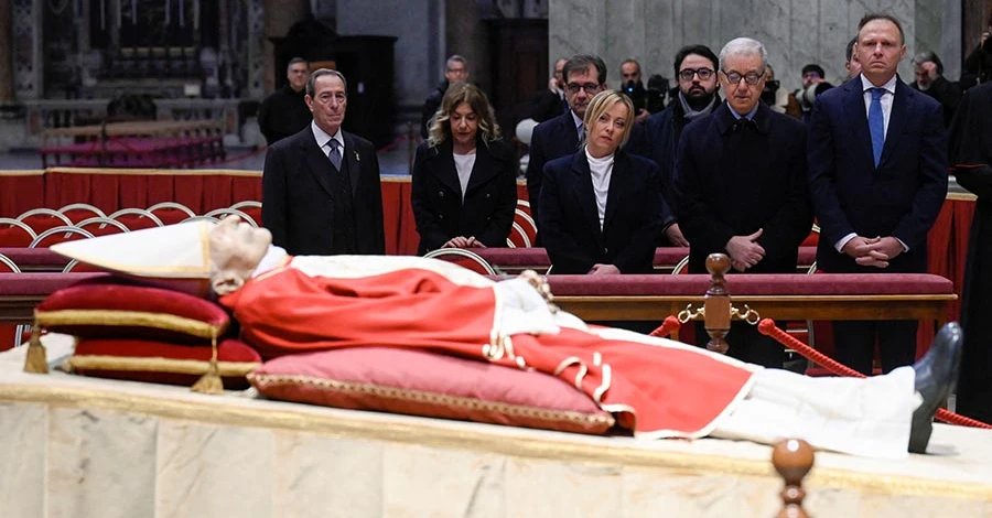 В Ватикане началось прощание с бывшим Папой Римским Бенедиктом XVI