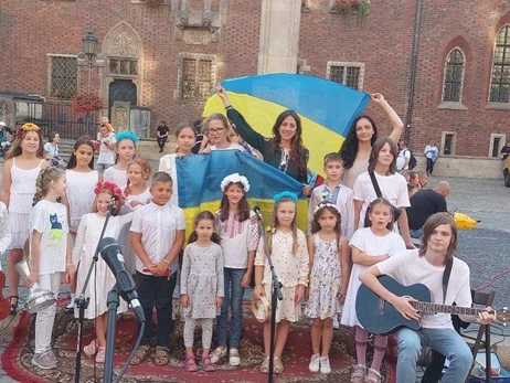 Мечтаем спеть с Полом Маккартни: харьковчанка в Польше создала украинский детский хор