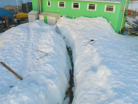 Украинские полярники показали снежные окопы вблизи 