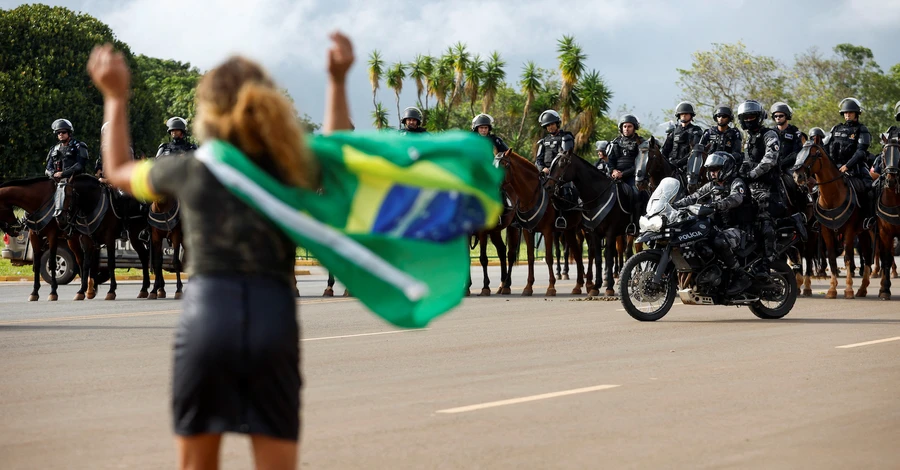 Протесты в Бразилии: Болсонар осудил действия своих сторонников