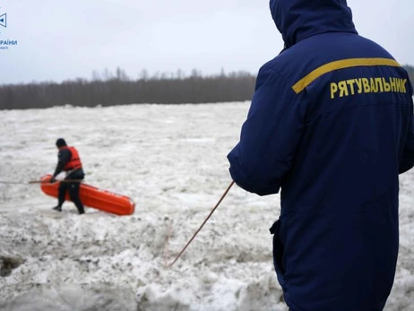 Киевским спасателям удалось разблокировать ледяную пробку на реке Десна