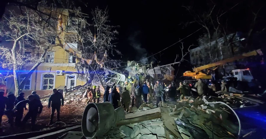 Россияне уничтожили ракетой многоэтажку в центре Краматорска, есть жертвы