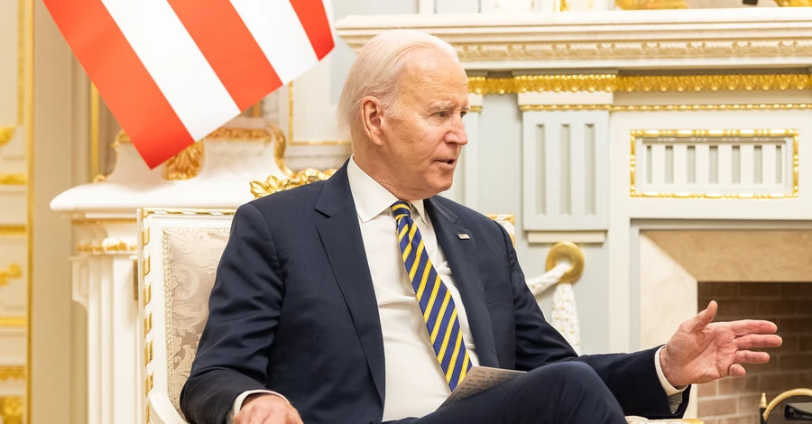 Джо Байден выбрал желто-голубой галстук для визита в Киев