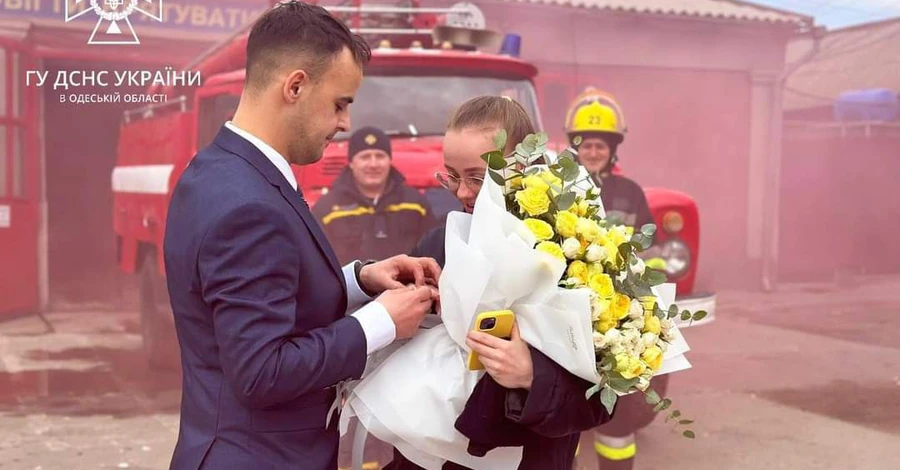 Одесский спасатель сделал предложение любимой, которая проходит стажировку в его части