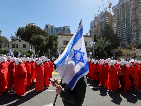 В Израиле женщины вышли на протест в красных мантиях по мотивам 