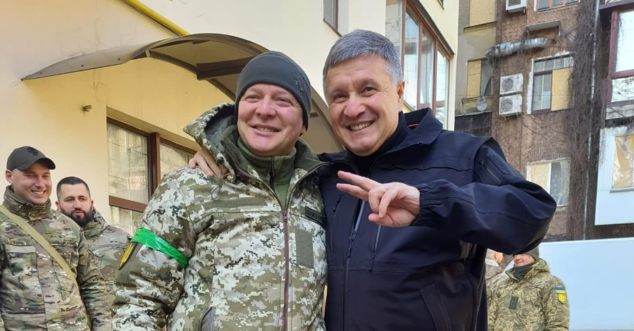 Арсен Аваков показал фото встречи со старшим солдатом ВСУ Олегом Ляшко