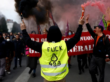 Во Франции прошли митинги и погромы из-за принятия пенсионной реформы в обход парламента