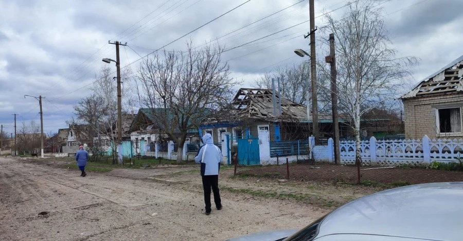 Росіяни вдарили по Бериславу з авіації: є поранений, зруйновані будинки