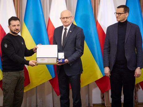 Владимир Зеленский вручил мэрам четырех польских городов награду «Город-спаситель»