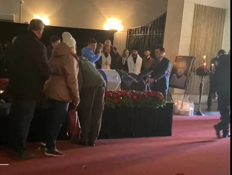 Российского пропагандиста Владлена Татарского похоронили спустя неделю после взрыва