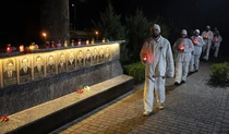 Співробітники Чорнобильської АЕС несуть свічки до меморіалу