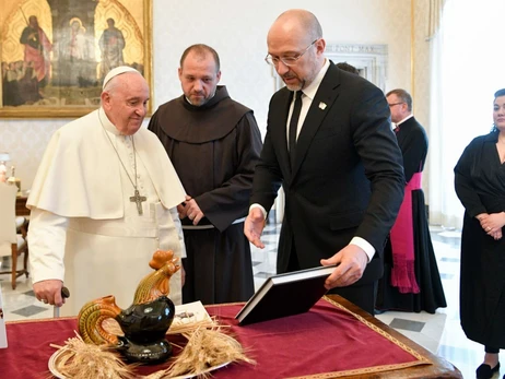 Шмыгаль подарил Папе Римскому фотоальбом с преступлениями россиян