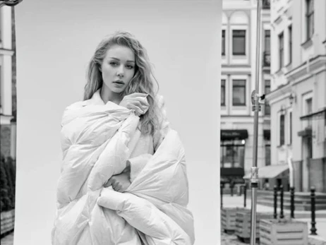 Тина Кароль снялась для VOGUE в одеяле на улицах Киева