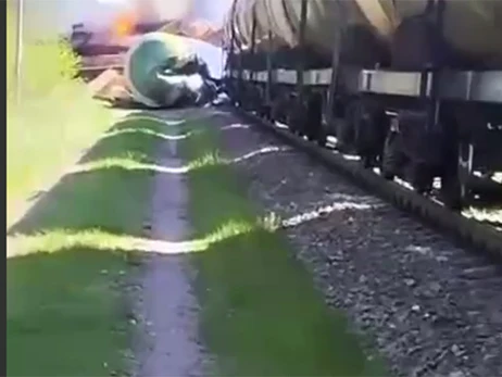 В РФ грузовой поезд с топливом сошел с рельсов: на месте – большой пожар
