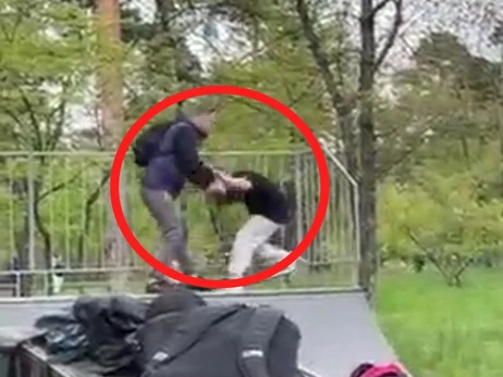 В Киеве мужчина побил двух подростков в скейт-парке за то, что обижали детей