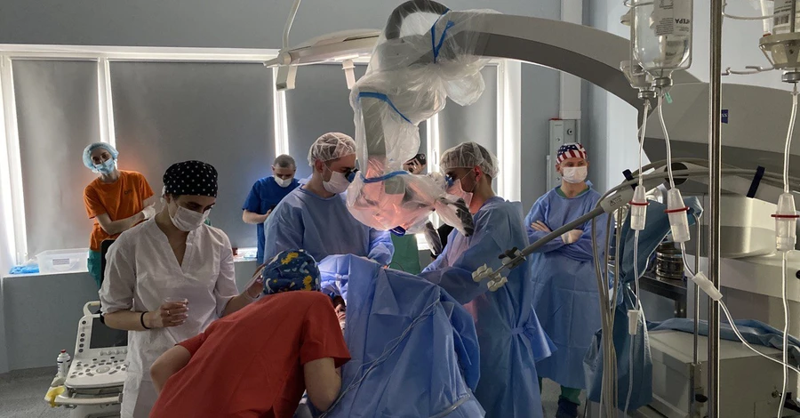 Львівські нейрохірурги вперше виконали операцію на мозку, розбудивши пацієнта